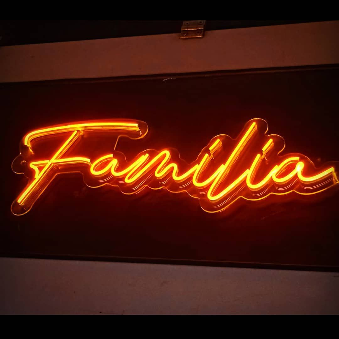 Familia Neon Sign